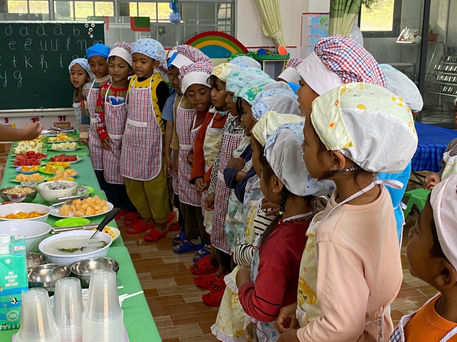 Hoạt động trải nghiệm"Bé tập làm nội trợ" tại trường mầm non Đưng K'Nớ